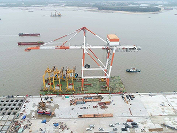 The first crane at Lach Huyen port